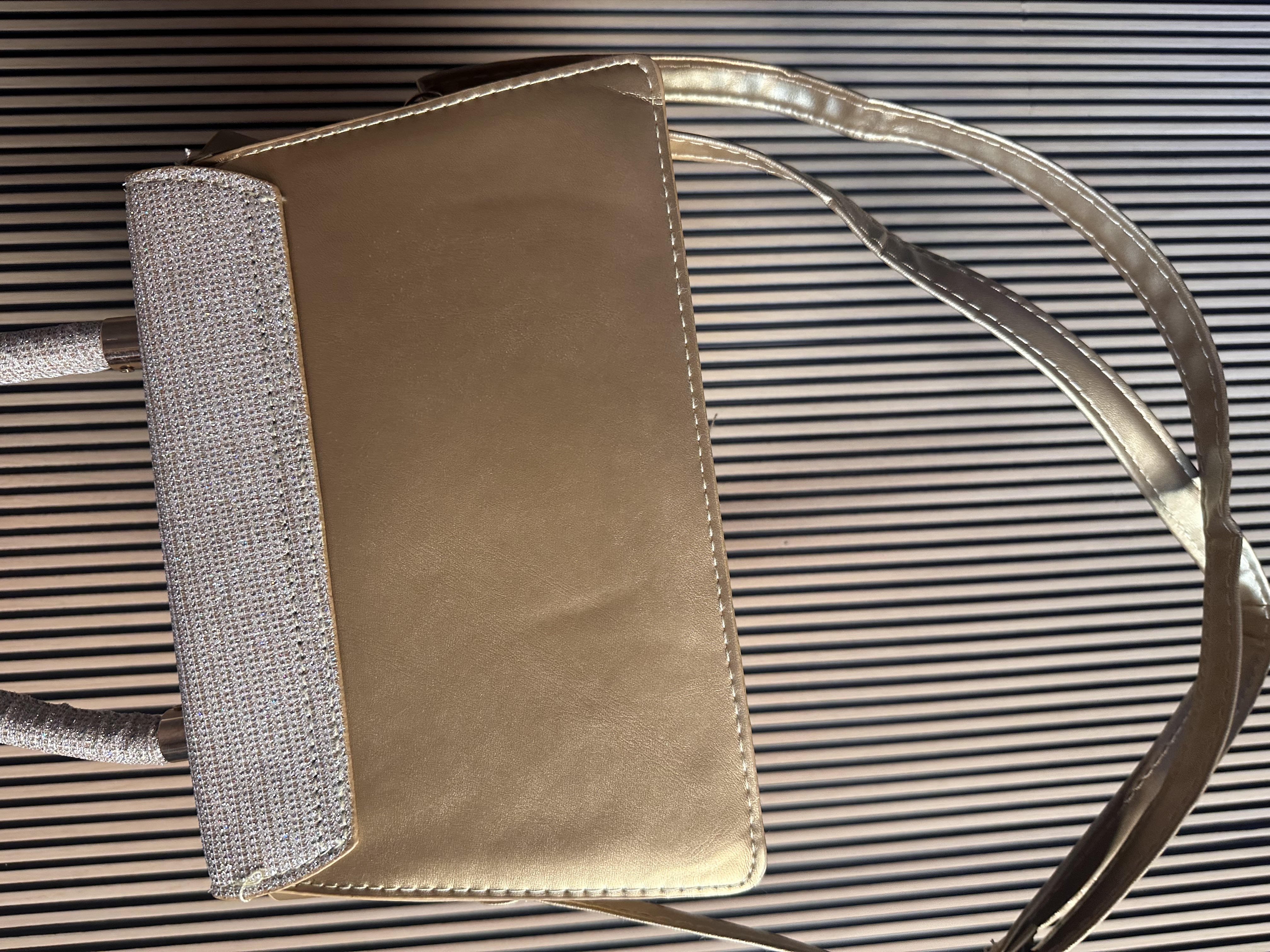 Cartera con brillos