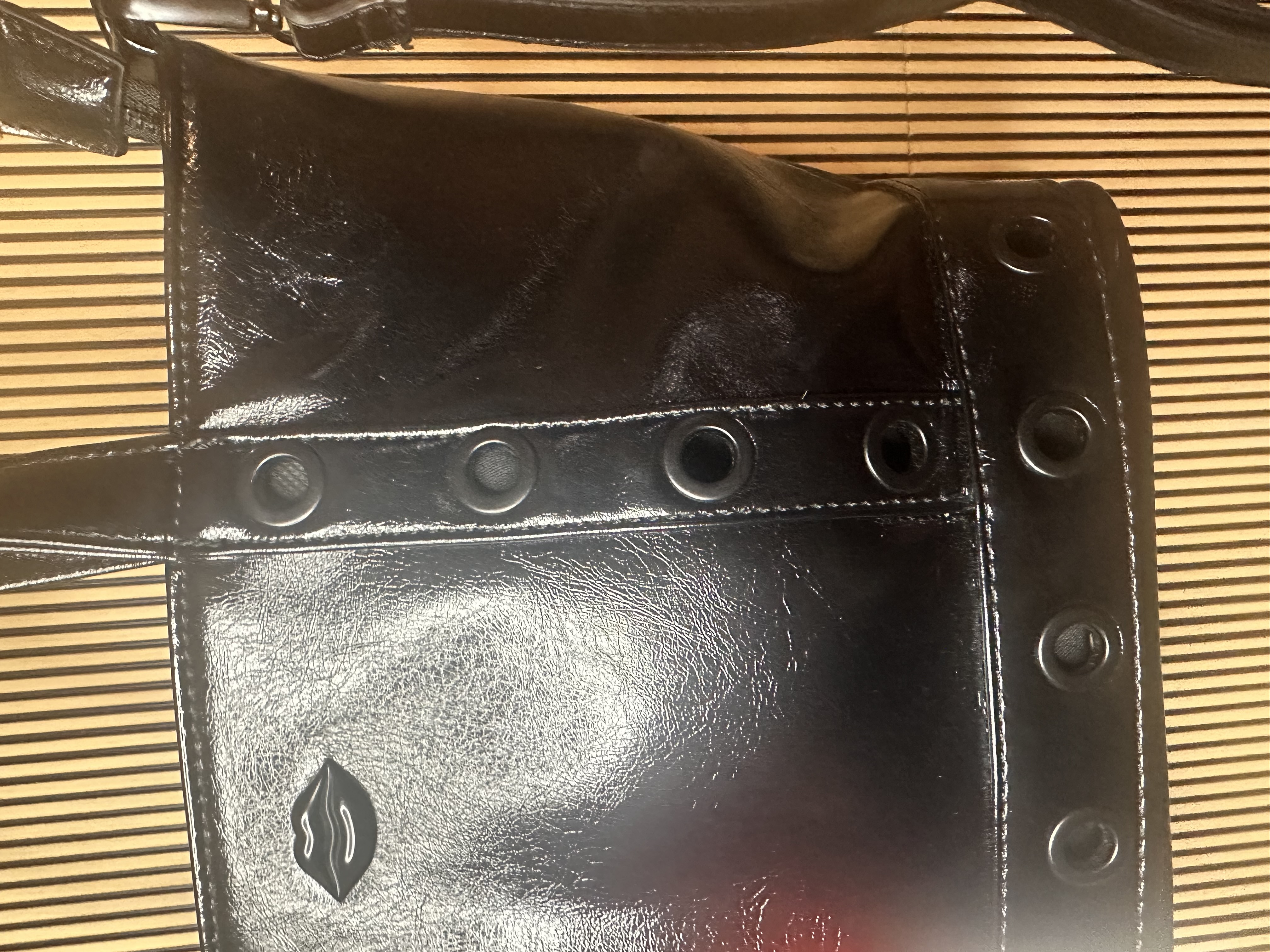 Cartera Negra Oreiro Love