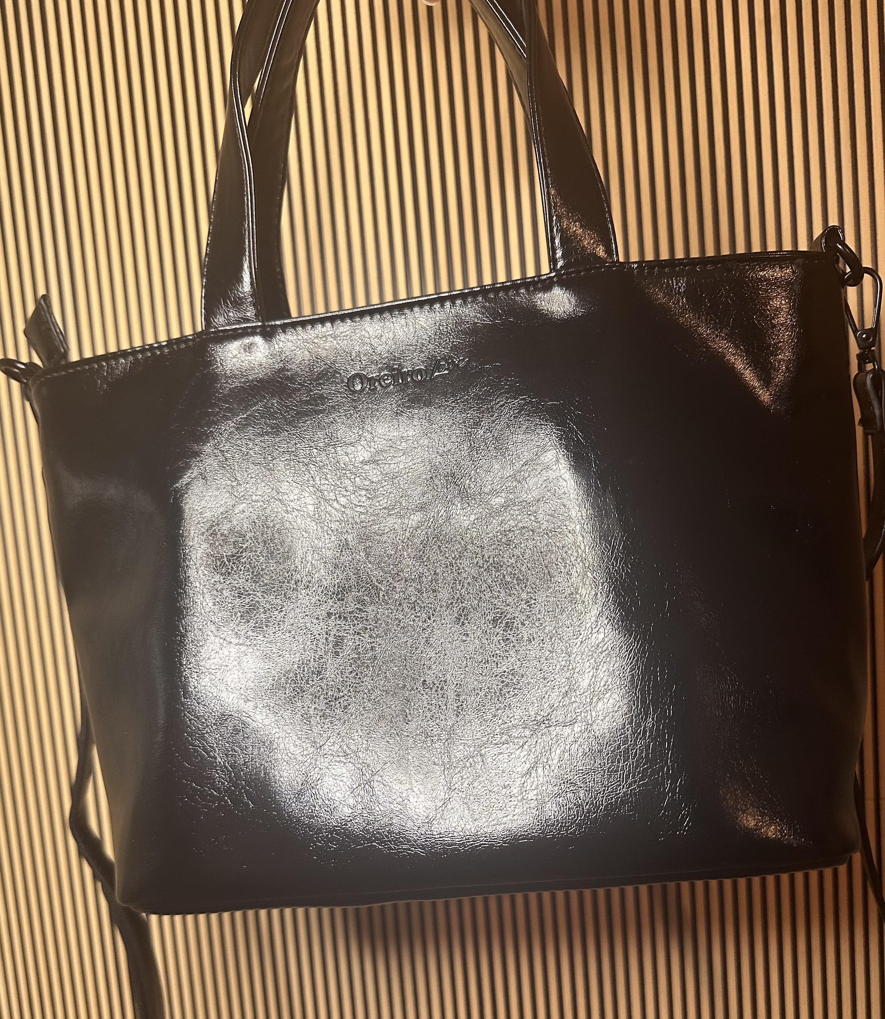 Cartera Negra Oreiro Love